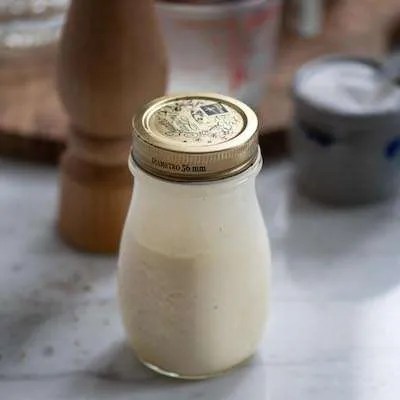 Fl&oslash;dedressing st&aring;r i glasset og tykner