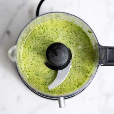 Her kan man se den f&aelig;rdige dressing med den flotte gr&oslash;nne farve