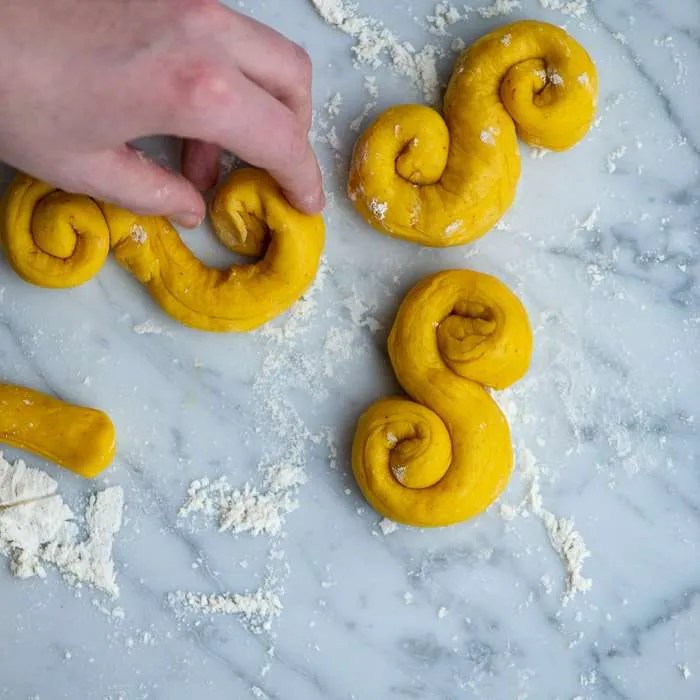 Her kan man se hvordan man former lussekatter