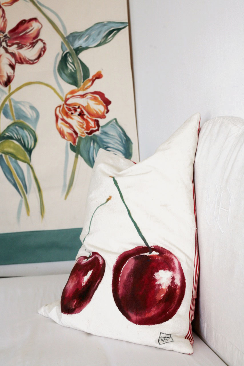 "Cerise griotte" 40x60cm - dessus coton écru - dessous rayures matelas rouge et écru - 58€