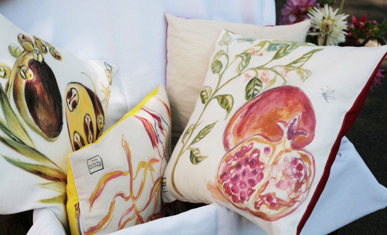 "grenade" - 50x50cm - lin blanc - dos en coton rouge - 58€