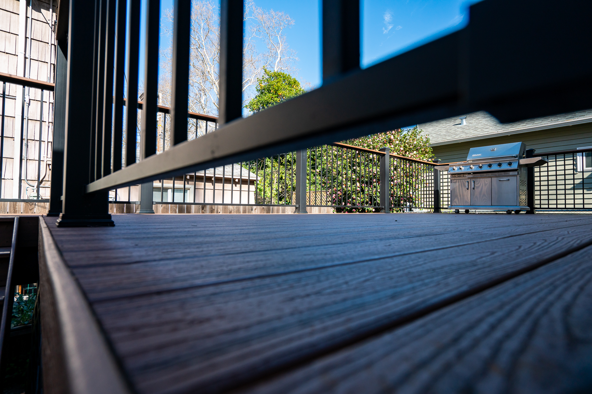 Finished custom deck with metal railing and Trex decking in Sacramento, CA by Marksman Builders
