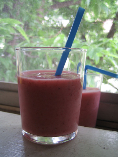 1 handful of strawberries, 1 banana, 2 ice cubes, 2 heaping spoonfuls of yogurt 1 handful of strawberries, 1 banana, 2 ice cubes, 2 heaping spoonfuls of yogurt