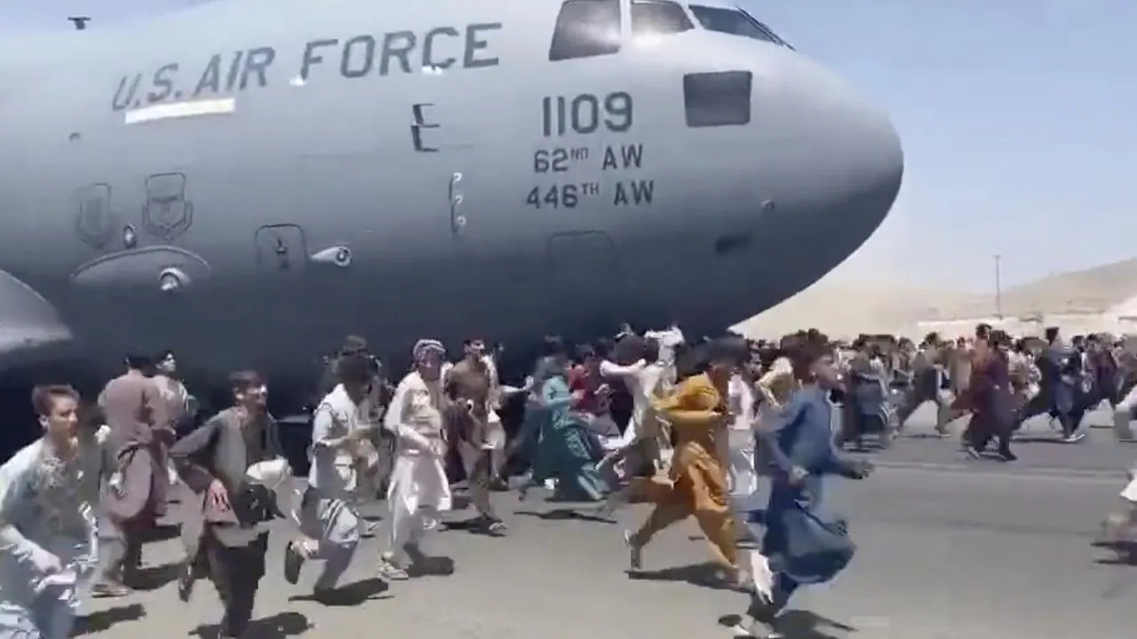 Estados Unidos a sairem do Aeroporto de Kabul