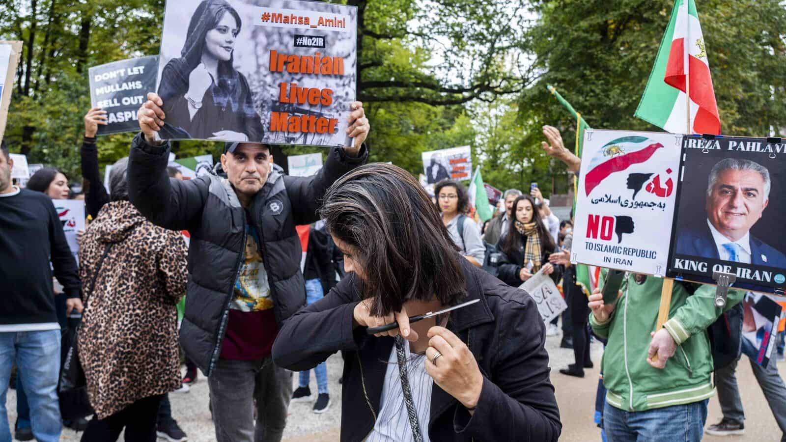 Mulher corta o cabelo num protesto no Irão