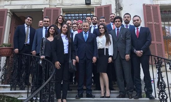 الملحقون الاقتصاديون في صورة مع وزير الخارجية السابق جبران باسيل الذي اطلق دورتهم
