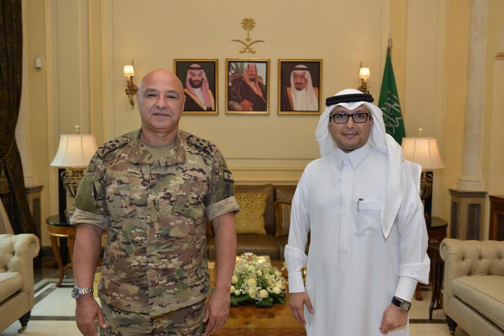 السفير السعودي وليد البخاري مستقبلا اليوم قائد الجيش اللبناني وكان موضوع الصادرات الى المملكة رئيسيا في اللقاء