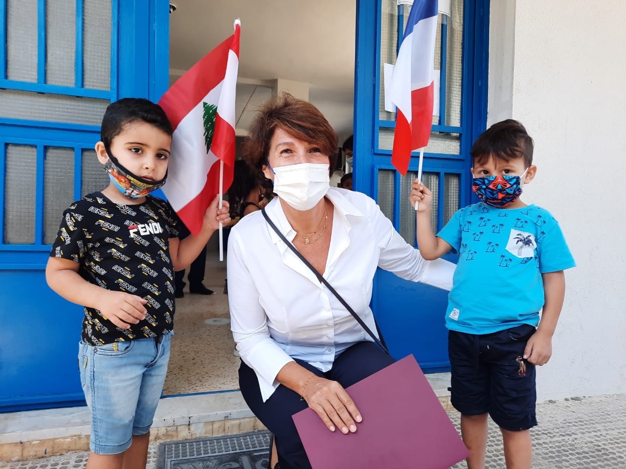 السفيرة غريو مع طفلين لبنانيين عن حساب تويتر الخاص بالسفيرة الفرنسية