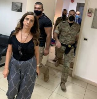 صورة تداولها موظفو الخارجية ووزعوها على الاعلام للوزيرة عكر اثناء المواجهة