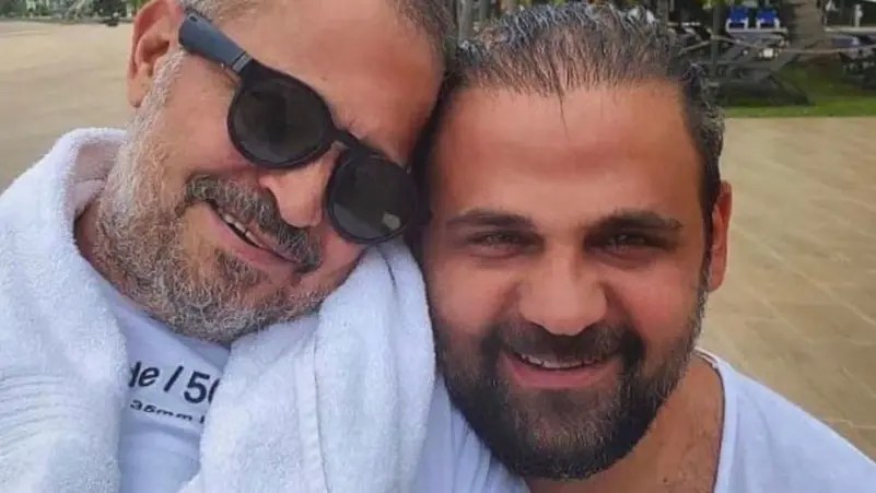 صورة متداولة بكثرة على مواقع التواصل الاجتماعي تجمع بين سلطان الطرب ونجله الاكبر