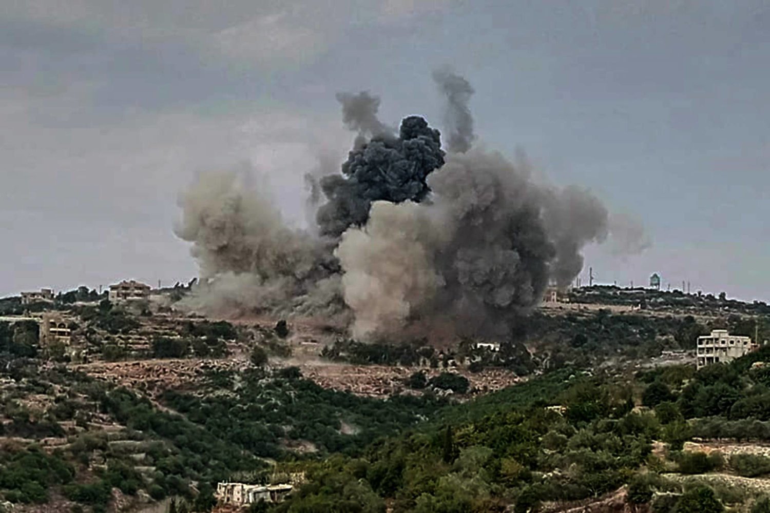 إدارة بايدن تجري مشاورات عبر وسطاء مع حزب الله لضمان انسحابه من جنوب لبنان