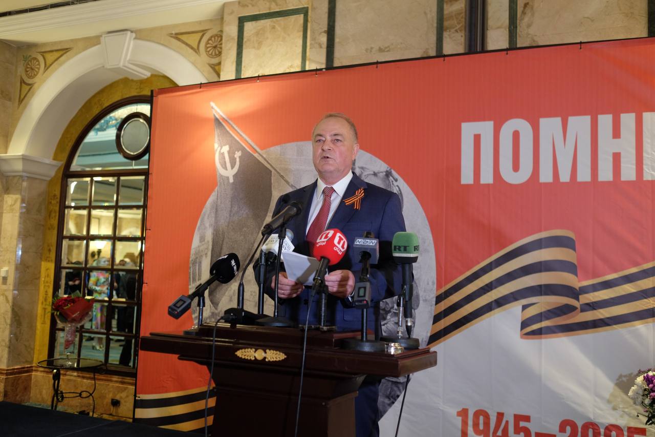 السفير الكسندر روداكوف ملقيا كلمته أمس ف فندق الفينيسيا بمناسبة الذكرى الثمانين للنصر في الحرب الوطنية العظمى