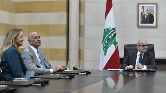 إن الموقف الحكومي الحالي يضع لبنان على مفترق طرق خطر إذ إن استمرار العدوان الإسرائيلي إلى جانب غياب الضمانات الأميركية يزيد من هشاشة الوضع ويجعل أي قرار حول نزع السلاح محفوفاً بالمخاطر