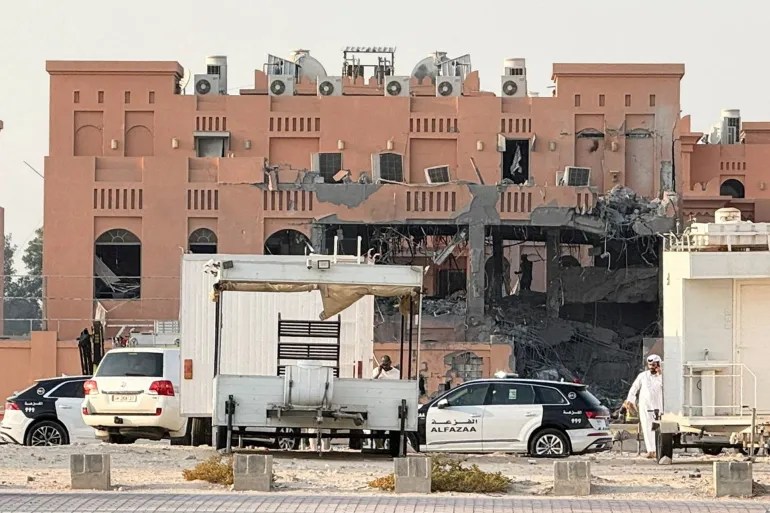 آثار الغارة الاسرائيلية امس على مبنى كان يقيم فيه وفد حركة حماس المفاوض