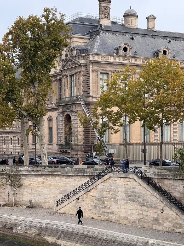 صورة عن متحف اللوفر