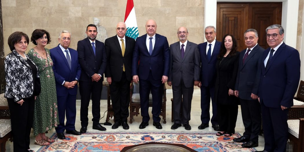 ولكن شجاعة عون ظهرت في أنه قرّر تعريتهم علناً أمام الرأي العام اللبناني وربما الدولي أيضاً بعدما بلغ الضرر الذي يلحقه هؤلاء بمصالح لبنان حدّ التأثير على مقاربات بعض العواصم لملفّات حسّاسة، نتيجة ما ينقلونه من روايات مجتزأة أو مضلّلة عن الواقع اللبناني، و دأ خطابهم ينعكس سلباً على ثقة المؤسسات الدولية بقدرة لبنان على التعافي ما أدى عملياً إلى إبطاء برامج المساعدات وإحجام المستثمرين عن الدخول إلى السوق اللبنانية.