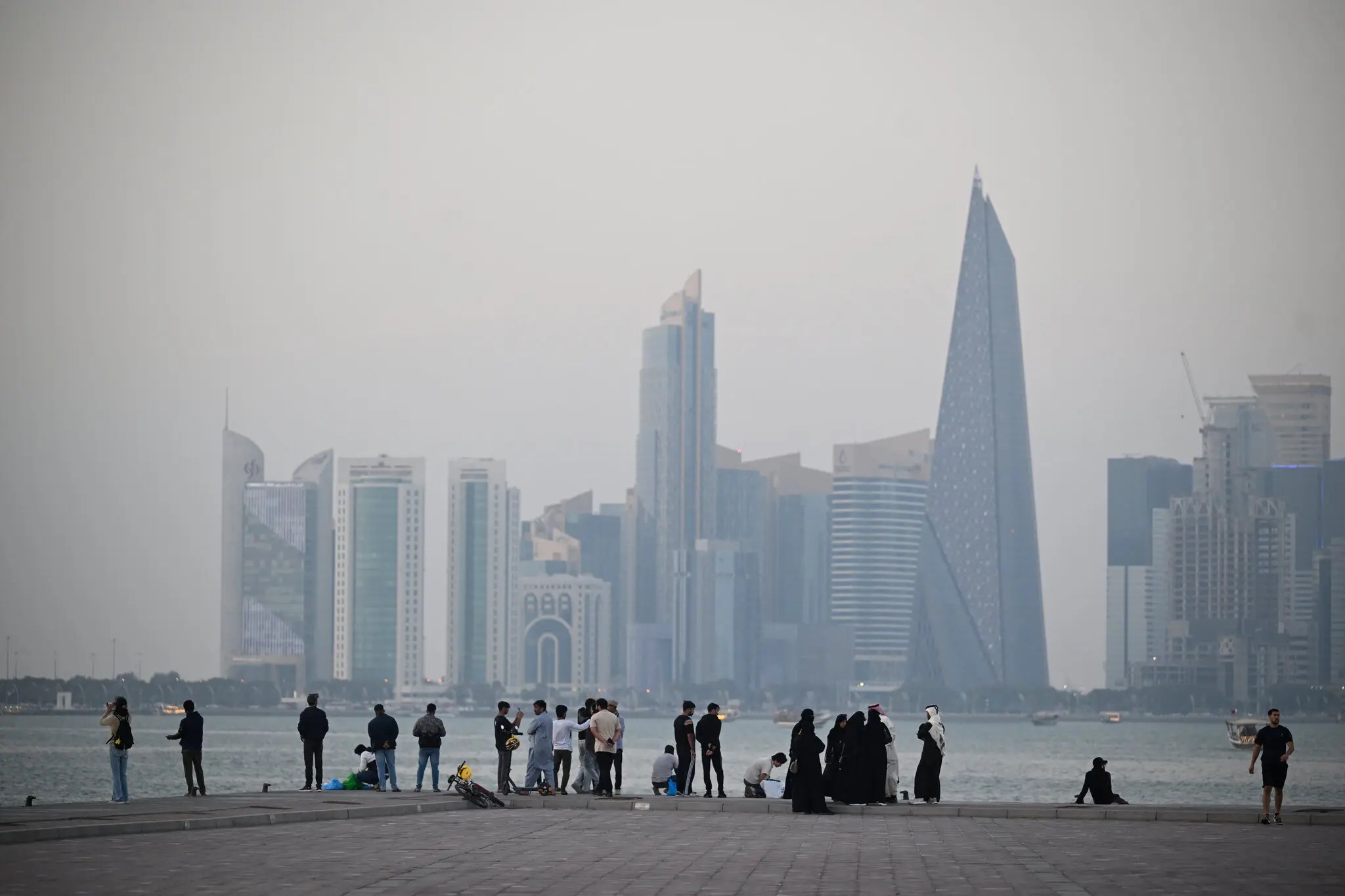 تتمتع الكويت وعمان وقطر بعلاقات ودية نسبيًا مع إيران — حتى بعد الهجوم المحدود الذي شنته إيران على الأراضي القطرية العام الماضي. أما السعودية والبحرين فلهما علاقات أكثر عداءً. وقد شنت ميليشيات مدعومة من إيران هجمات في السعودية والإمارات في الماضي
