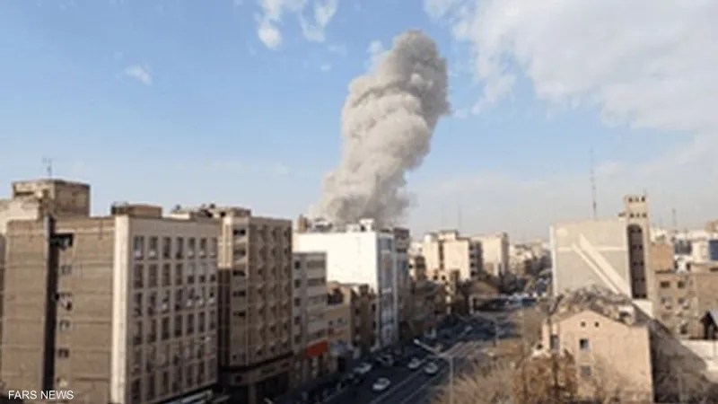 أعمدة دخان في طهران بعد أن بدأت اسرائيل وأميركا صباح اليوم ضربات ضد ايران