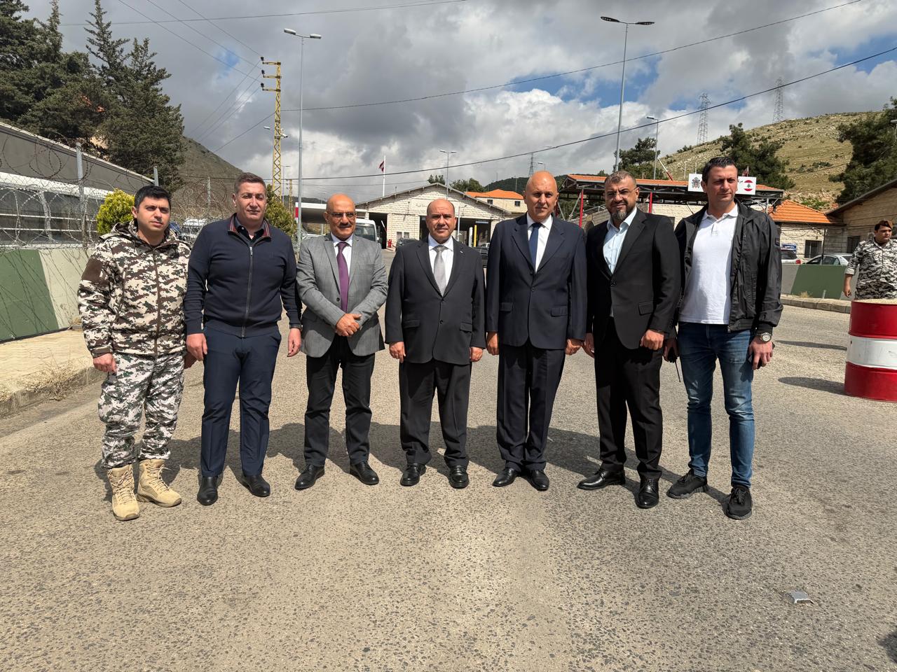 استقبل سفير المملكة الاردنية الهاشمية وليد الحديد ظهر اليوم الخميس قافلة المساعدات الدولية الإغاثية والإنسانية المقدّمة إلى لبنان والتي تضمّ 25 شاحنة تابعة للقوات المسلحة الأردنية – الجيش العربي، بمشاركة برنامج الأغذية العالمي ،والمحملة بالمساعدات الإغاثية والغذائية والأدوية والمستلزمات الطبية المخصّصة للنازحين اللبنانيين.