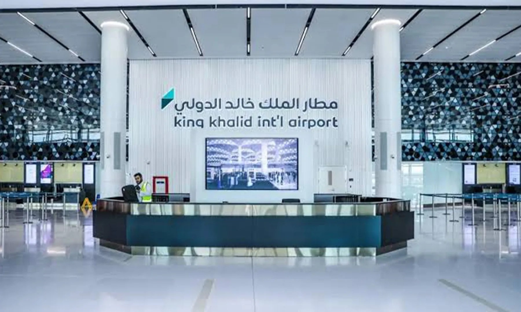 أعلنت الهيئة العامة للطيران المدني السعودية استمرار تعليق العمليات التشغيلية في مطار الملك خالد الدولي بالرياض، بعد سلسلة استهدافات طالت مطارات في المملكة، في حين قال تحالف دعم الشرعية في اليمن إن دفاعاته اعترضت صواريخ وطائرات مسيرة أطلقتها جماعة الحوثي.