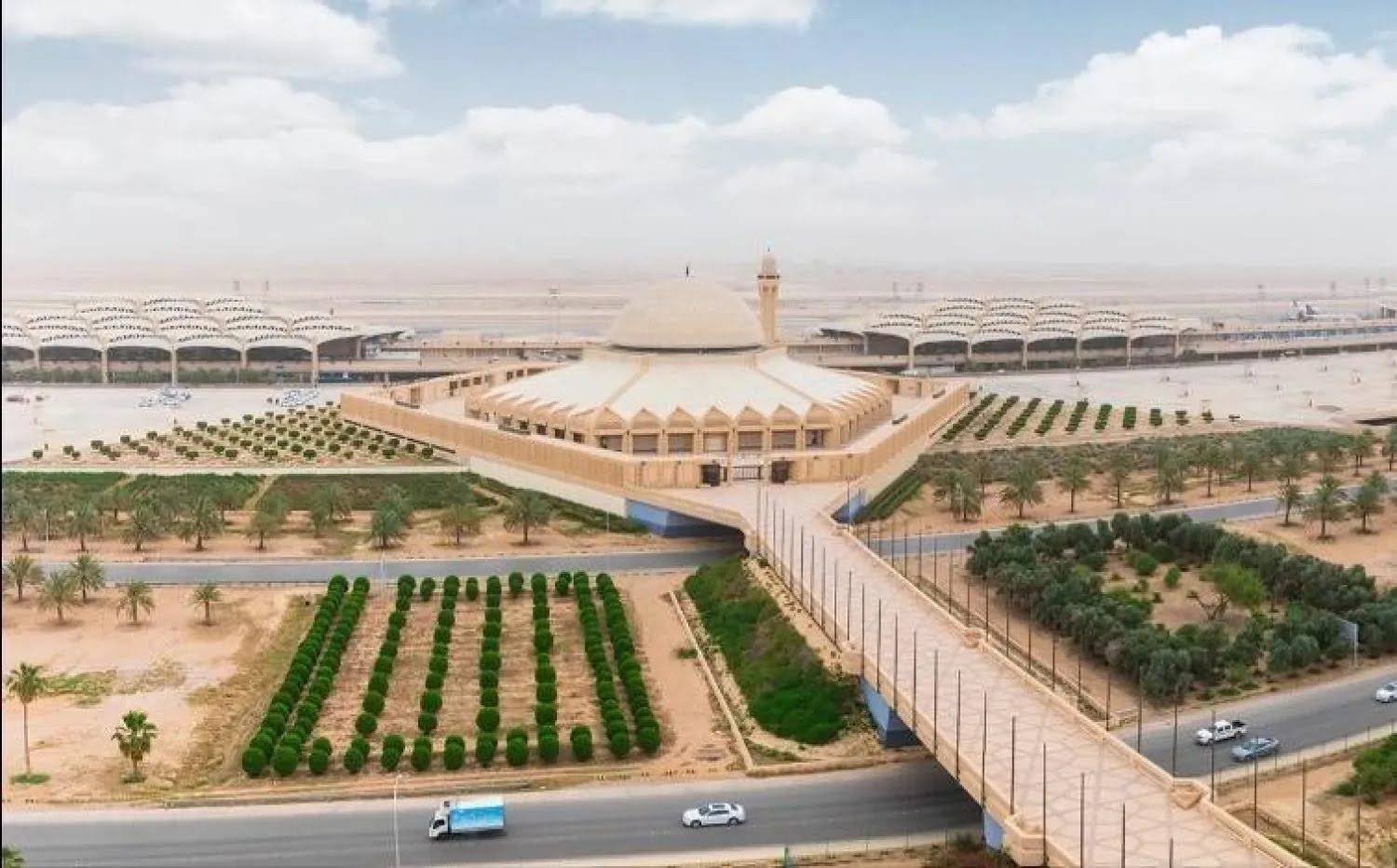 يعد مطار الملك خالد الدولي في العاصمة السعودية الرياض أحد أهم المحاور الجوية العالمية والإقليمية، كما يعد من أهم الشرايين الجوية والبوابات الرئيسية في السعودية والمنطقة عموماً، مجسداً منذ افتتاحه قبل أربعة عقود مسيرة حافلة للتطور العمراني والاقتصادي الذي شهدته السعودية. ومنذ تأسيسه وافتتاحه، عام 1983م، استمر هذا الصرح الحيوي في أداء دوره المحوري لمواكبة النمو المتسارع للعاصمة