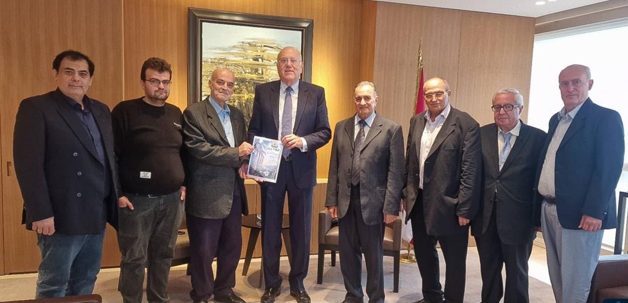 ، استقبل ميقاتي في مكتبه في بيروت وفداً من «الرابطة الوطنية للحوار»، برئاسة البروفيسور رائف رضا، الذي أطلعه على نتائج جولة الرابطة على القيادات اللبنانية.
