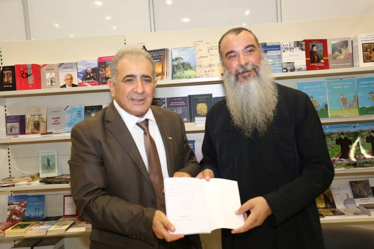 ، رعى الأسعد، السبت، حفل توقيع الأرشمندريت أغابيوس أبو سعدى كتابه «اليوم الثالث – قراءة في الهوية المسيحية الفلسطينية»، الصادر عن دار سائر المشرق، ضمن فعاليات معرض بيروت الدولي للكتاب.