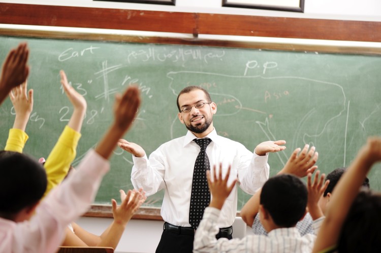 Guru mengajar di kelas