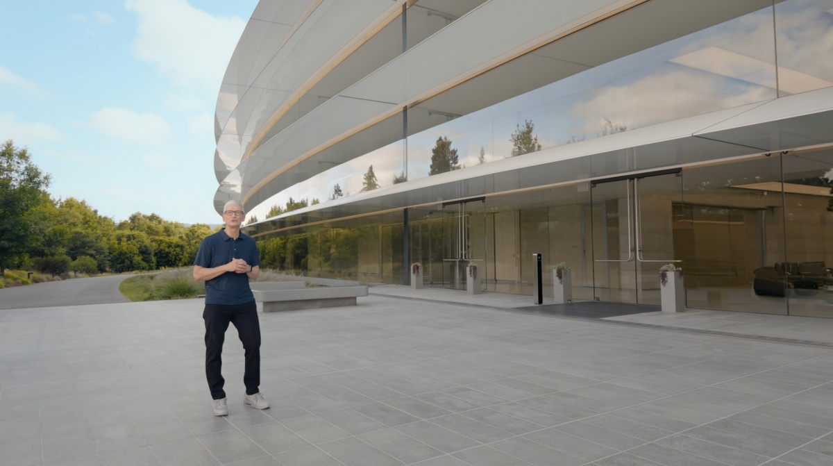 新款摺疊 iPhone 在蘋果五十週年慶典活動中正式亮相。