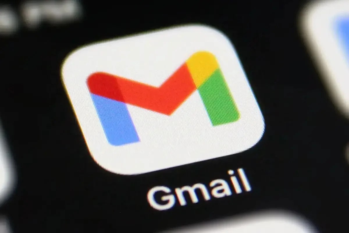 手機顯示 Gmail 行動版介面與端對端加密鎖頭