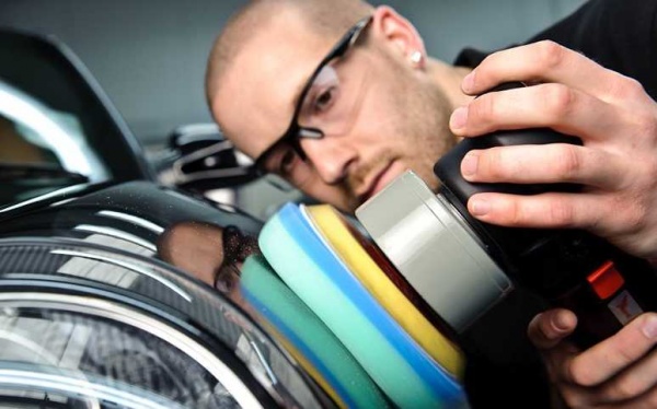 Чем полировать черный автомобиль своими руками. Технология полировки кузова автомобиля от царапин своими руками. Выбор паст или гелей. Чем отполировать машину