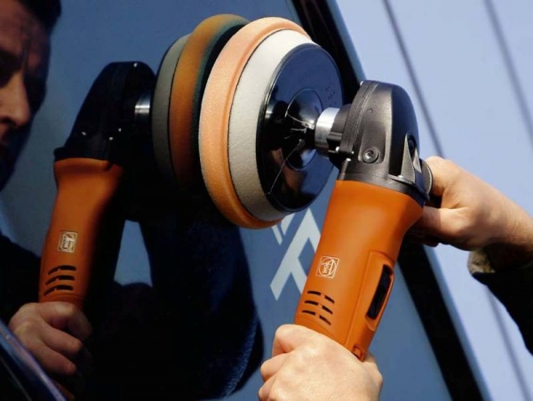 Чем полировать черный автомобиль своими руками. Технология полировки кузова автомобиля от царапин своими руками. Выбор паст или гелей. Чем отполировать машину