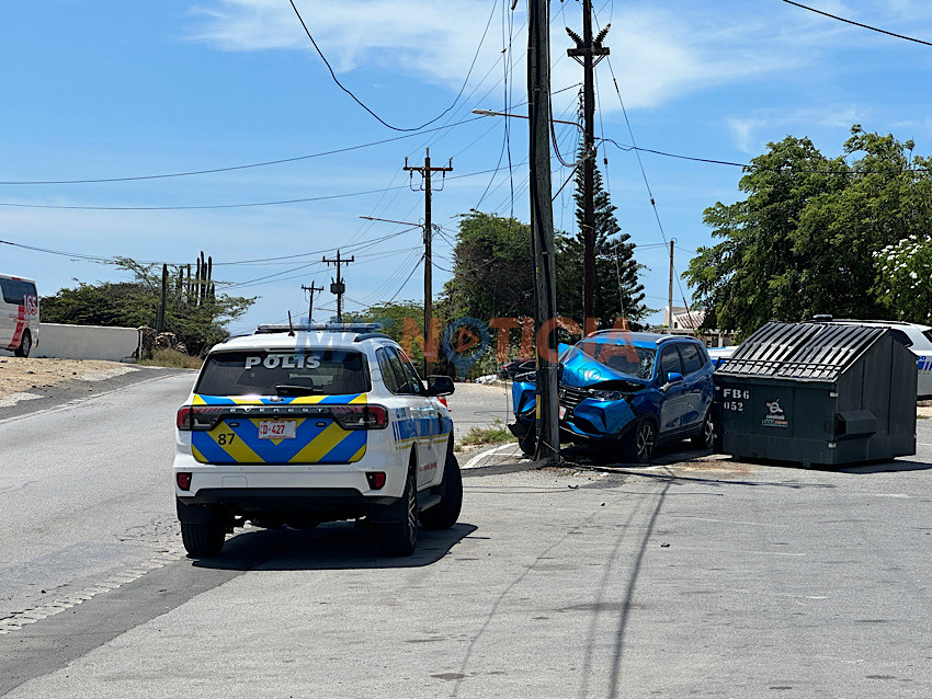 Auto a baha caminda dal basta duro contra pal’i luz y chauffeur a keda leve herida