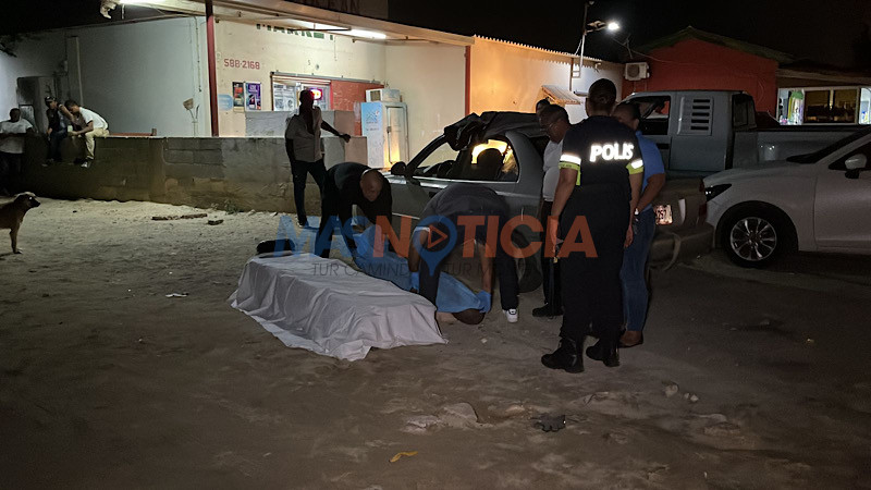 Polis haciendo control a haya homber morto den auto