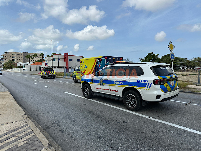A sali fo’i airport: Ambulance a para memei caminda paramedico a reanima turista