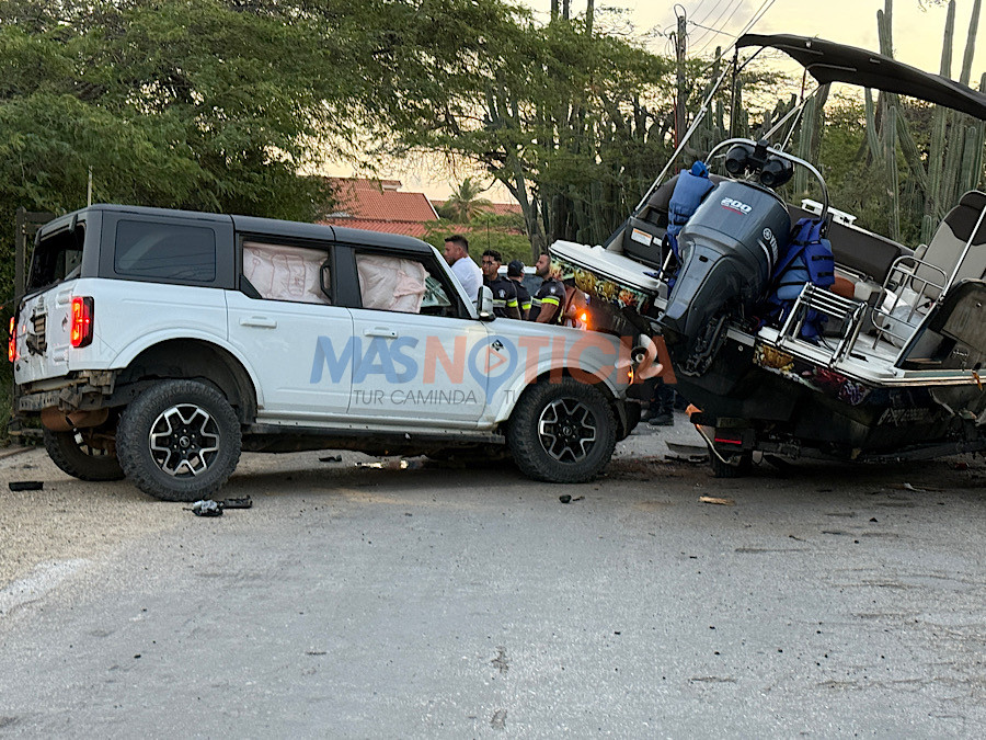 Dos auto y boto destrui den accidente na Paraguana