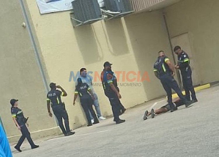 Durante parada escolar dos persona deteni pa bringamento y a confisca arma blanco