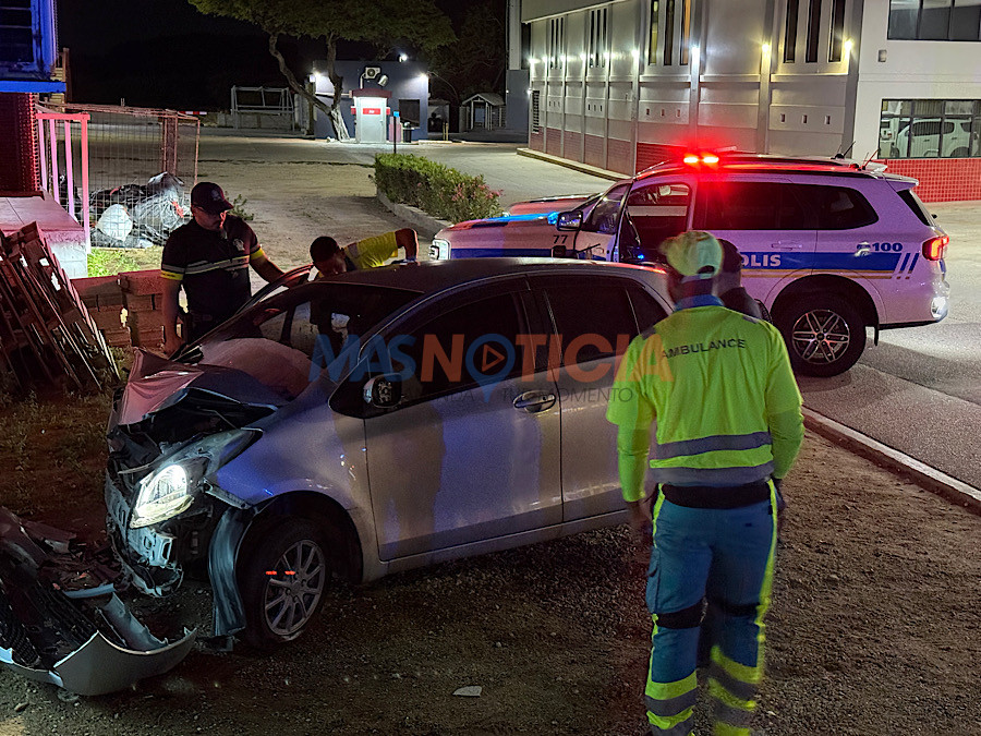 Muhe a kibra auto na rotonde sigui bay casi ranca mashin di gasoline y pega den muraya di botica