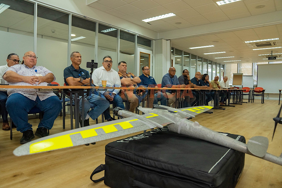 Minister di Infrastructura a haya presentacion innovativo di organisacion PLACE