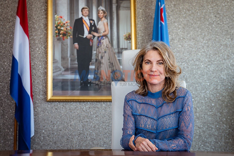 Milly Schwengle a huramenta como Minister Plenipotenciario