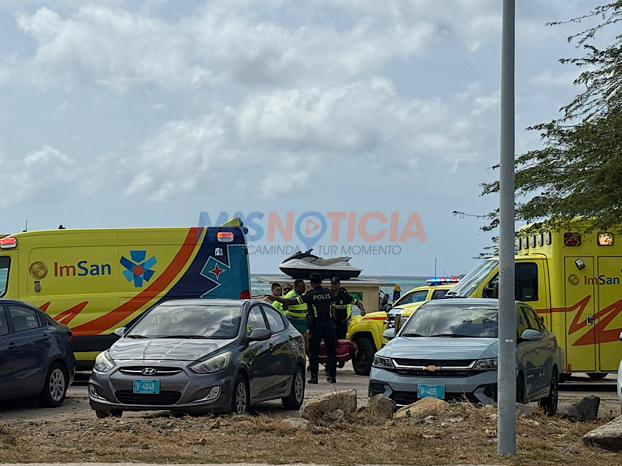 Turista femenino a sak den otro stop reacciona na Eagle Beach