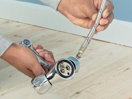 Подключение шлангов к смесителю