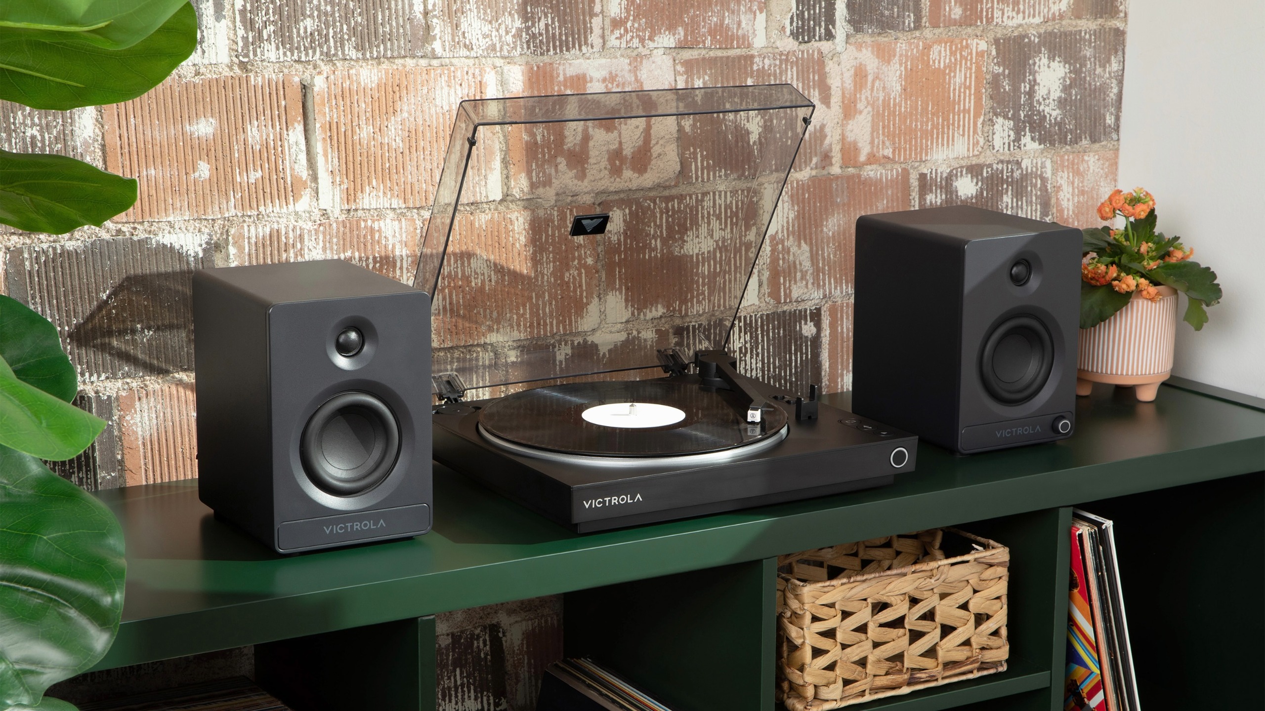 스피커 옆에 놓인 Victrola Automatic 턴테이블