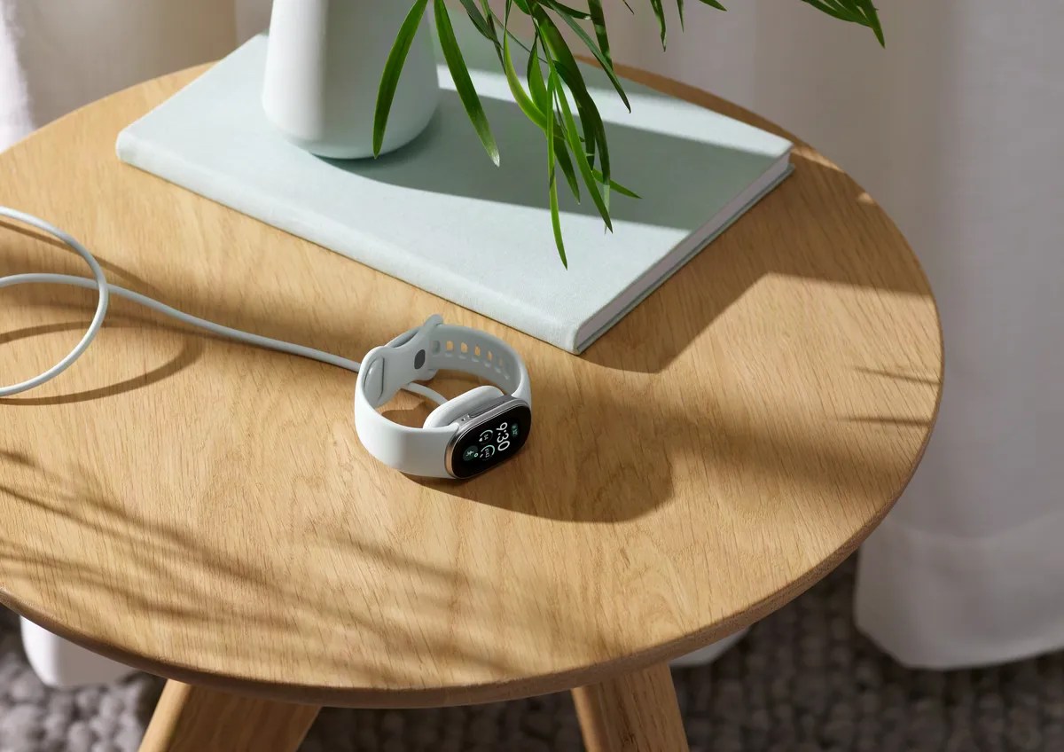 サイドテーブル上で充電するGoogle Fitbit Edge