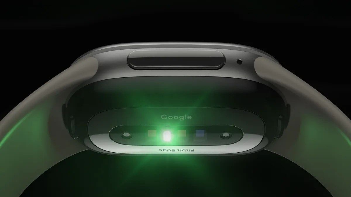 Google Fitbit Edgeの公式製品写真