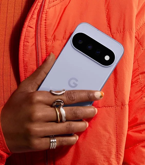 Frost 색상 Google Pixel 11을 손에 들고 있는 사람