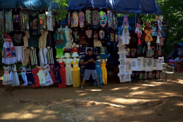 jeden ze sprzedawców w Chichén Itzá