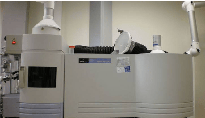 The image shows a spark atomic emission spectrometer analyzer for chemical composition testing of carbon and low-alloy steel specimens, as per ASTM E415.