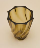 Le vase en verre fumé