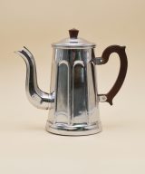 La cafetière en métal chromé